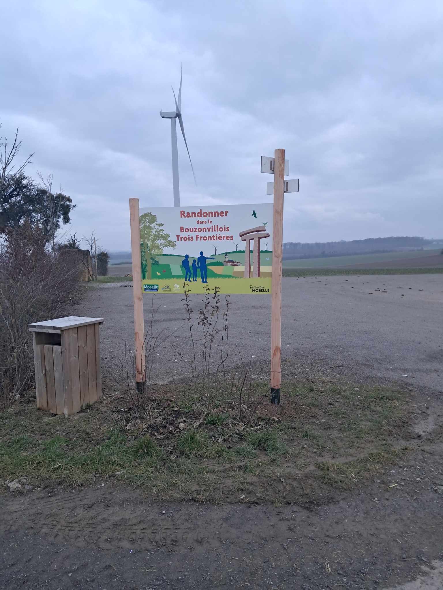 Neues Schild der französischen Touristik am großen Parkplatz Steine an der Grenze